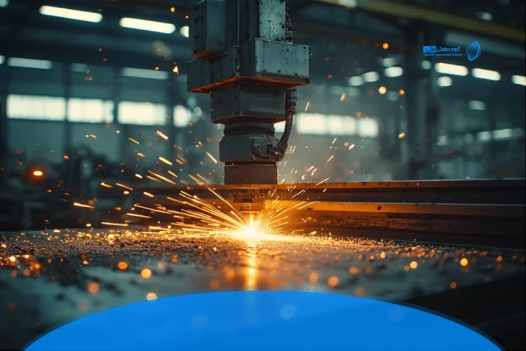 دستگاه برش لیزر صنعتی در حال برش دقیق ورق فلزی با تمرکز پرتو و جرقه‌های قابل مشاهده.