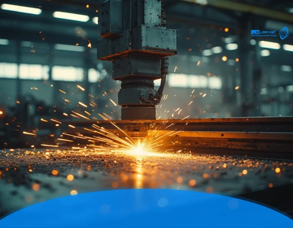 دستگاه برش لیزر صنعتی در حال برش دقیق ورق فلزی با تمرکز پرتو و جرقه‌های قابل مشاهده.